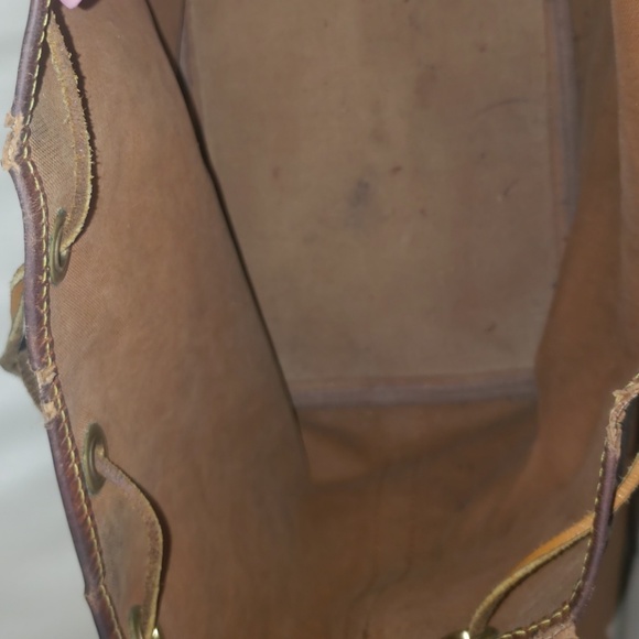 Louis Vuitton - Picture 5 of 7